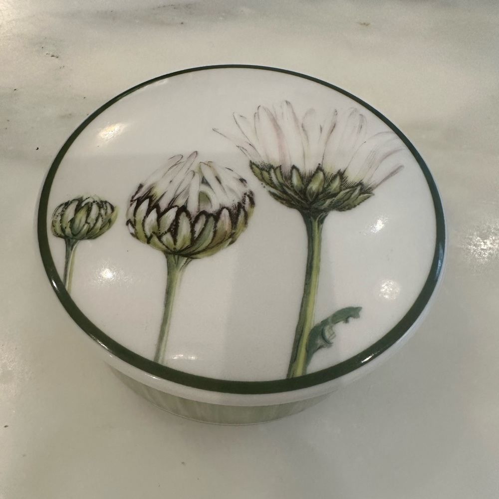 Villeroy & Boch Flora covered sugar bowl, trinket dish, daisy